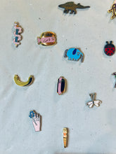 Laden Sie das Bild in den Galerie-Viewer, Fischbrötchen Emaille Pin