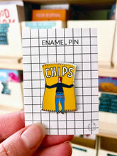 Laden Sie das Bild in den Galerie-Viewer, detail of Chips Enamel Pin jungwiealt