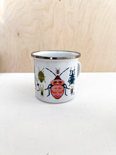 Laden Sie das Bild in den Galerie-Viewer, detail of Bugs Enamel Mug jungwiealt