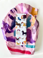 Laden Sie das Bild in den Galerie-Viewer, detail of Horses Gift Wrap Set jungwiealt