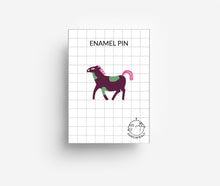 Laden Sie das Bild in den Galerie-Viewer, Sassy Pony Enamel Pin jungwiealt