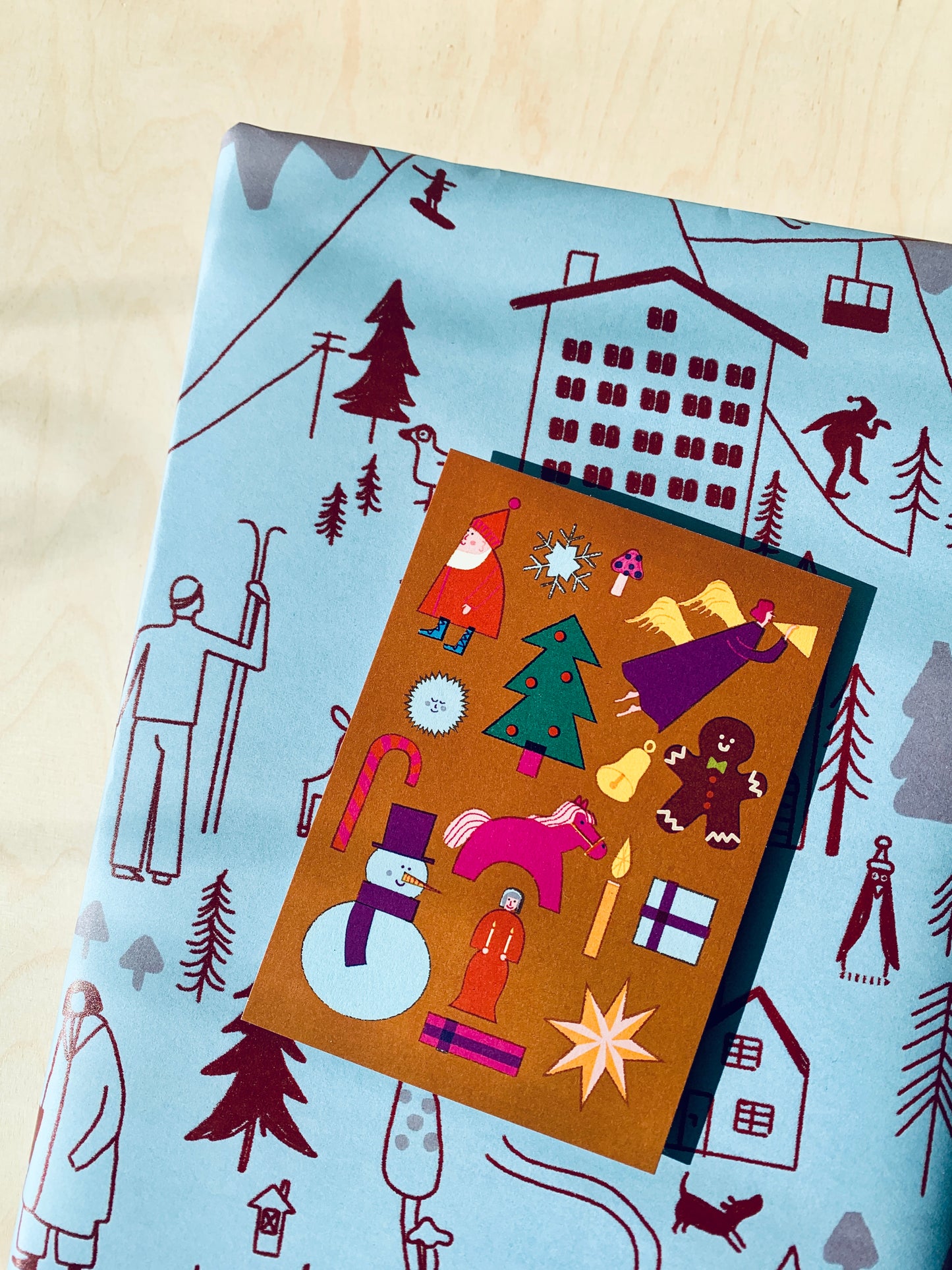 detail of Christmas Gift Wrap Sheet jungwiealt