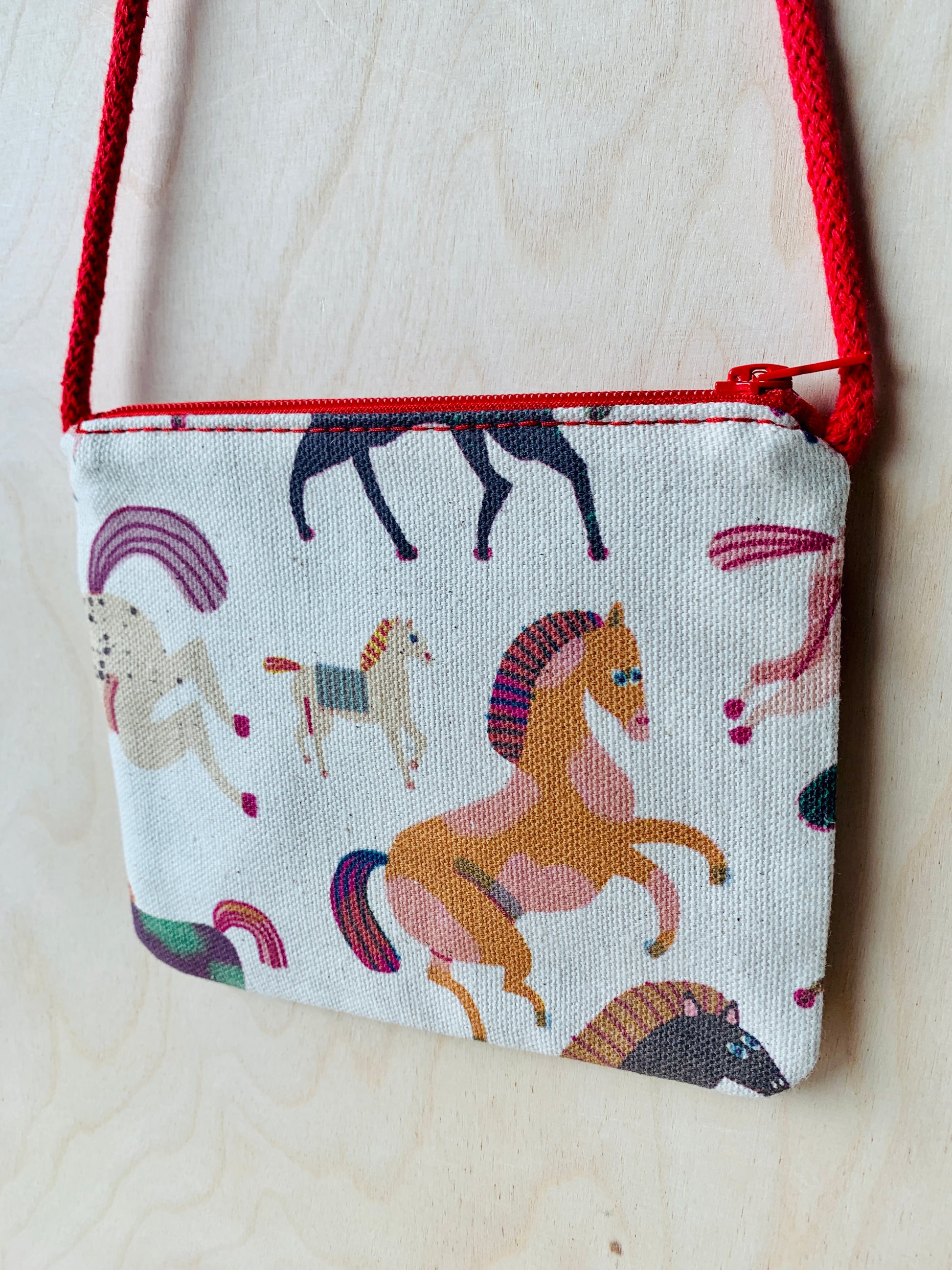 detail of horse kids bag jungwiealt