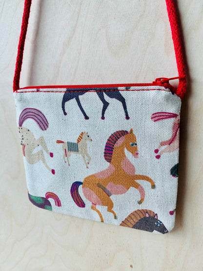 detail of horse kids bag jungwiealt
