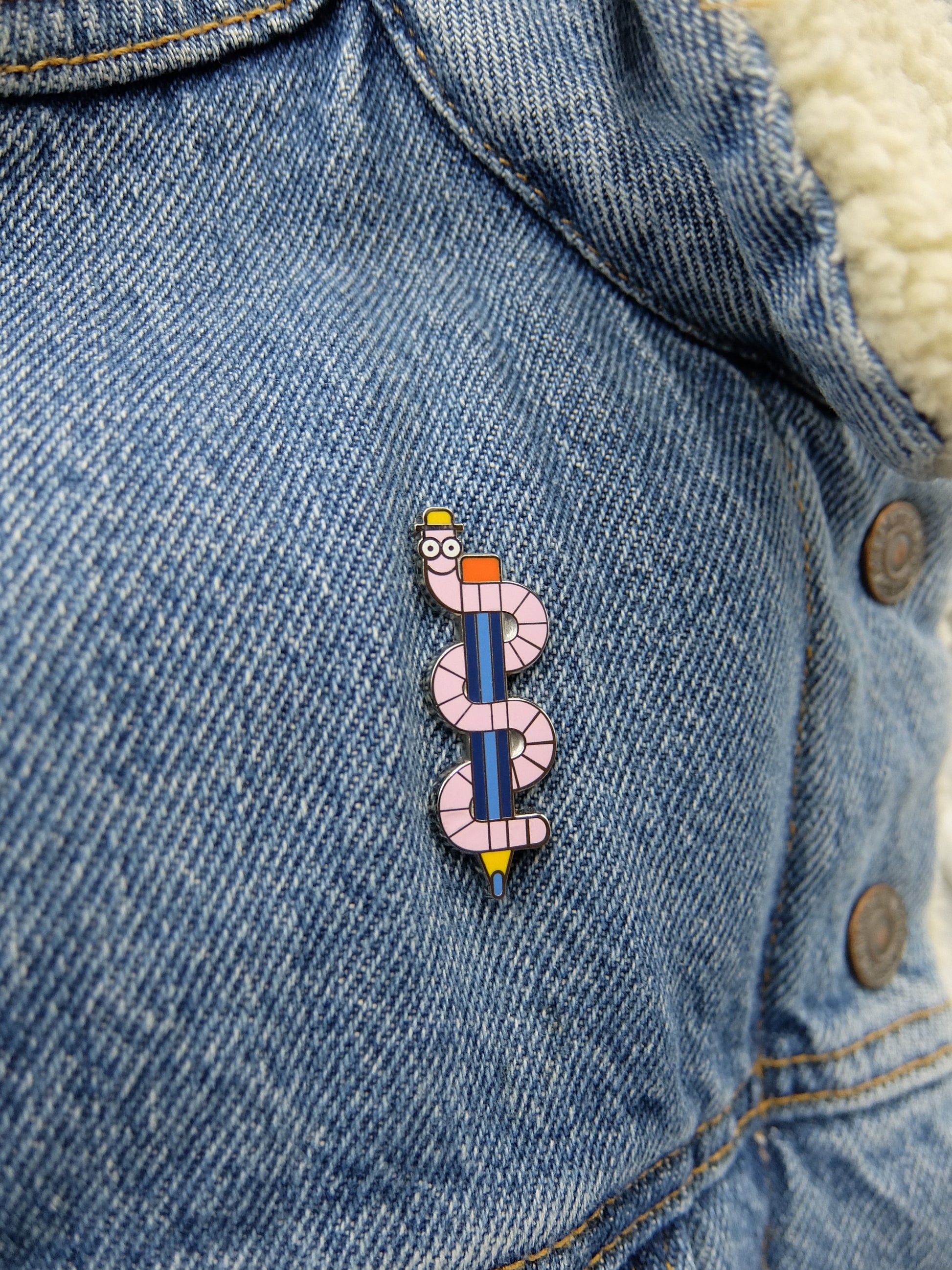 detail of Worm Pen Enamel Pin jungwiealt