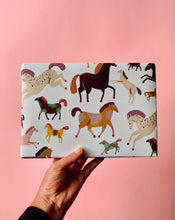 Load image into Gallery viewer, detail of Horses Gift Wrap Set jungwiealt