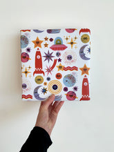 Load image into Gallery viewer, detail of Space Gift Wrap Set jungwiealt