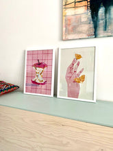 Laden Sie das Bild in den Galerie-Viewer, framed Butterfly Hand Digital Print DIN A3